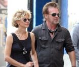 Meg Ryan, très mince, et son compagnon John Mellencamp se baladent dans les rues de New York, le 7 septembre 2012