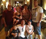 Christian Bale a emmené le 5 septembre un enfant atteint d'un cancer à Disneyland pour réaliser son rêve : aller au pays de Mickey avec Batman. L'acteur pose avec le petit garçon et toute sa famille