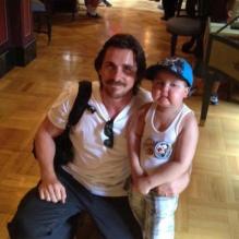 Christian Bale a emmené le 5 septembre un enfant atteint d'un cancer à Disneyland pour réaliser son rêve : aller au pays de Mickey avec Batman