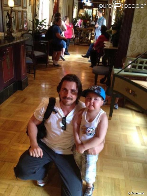 Christian Bale a emmené le 5 septembre un enfant atteint d'un cancer à Disneyland pour réaliser son rêve : aller au pays de Mickey avec Batman