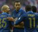 Etienne Capoue félicité par ses partenaires après son but lors du match de l'équipe de France face à la Biélorussie (3-1) en qualification au mondial brésilien le 11 septembre 2012 à Saint-Denis
