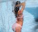 Candice Swanepoel sous une cascade pose langoureusement pour un shooting de Victoria's Secret. Miami septembre 2012