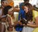  Kate Middleton a reçu un joli cadeau lors de la visite d'un village culturel à Honiara dans les Iles Salomon le 17 septembre 2012 