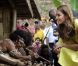  Le prince William et son épouse Kate ont visité un village culturel où les attendaient danses, chants et musiques traditionnels et ont été reçus par des guerriers et femmes en habits traditionnels à Honiara dans les Iles Salomon le 17 septembre 2012 