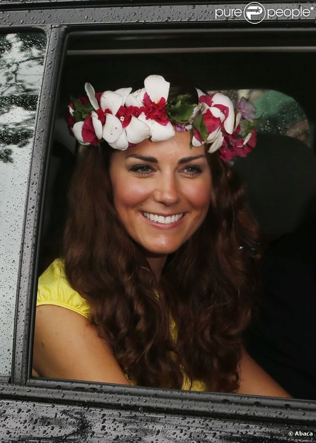 Kate Middleton a reçu une couronne de fleurs lors de sa visite d'un village culturel où l'attendaient danses, chants et musiques traditionnels et a été reçue par des guerriers et femmes en habits traditionnels à Honiara dans les Iles Salomon le 17 septembre 2012