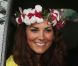  Kate Middleton a reçu une couronne de fleurs lors de sa visite d'un village culturel où l'attendaient danses, chants et musiques traditionnels et a été reçue par des guerriers et femmes en habits traditionnels à Honiara dans les Iles Salomon le 17 septembre 2012 