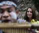  Le prince William et son épouse Kate ont visité un village culturel où les attendaient danses, chants et musiques traditionnels et ont été reçus par des guerriers et femmes en habits traditionnels à Honiara dans les Iles Salomon le 17 septembre 2012 