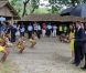  Le prince William et son épouse Kate ont assisté à des danses, chants et musiques traditionnels lors de la visite d'un village culturel à Honiara dans les Iles Salomon le 17 septembre 2012 