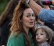 Alicia Silverstone avec son fils Bear Blu sur le plateau de la comédie  Gods Behaving Badly  à New York, le 19 septembre 2012.