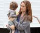 Alicia Silverstone avec son fils Bear Blu sur le plateau de la comédie  Gods Behaving Badly  à New York, le 19 septembre 2012.