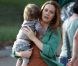 Alicia Silverstone avec son fils Bear Blu sur le plateau de la comédie  Gods Behaving Badly  à New York, le 19 septembre 2012.