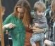Alicia Silverstone avec son fils Bear Blu sur le plateau de la comédie  Gods Behaving Badly  à New York, le 19 septembre 2012.
