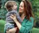 Alicia Silverstone avec son fils Bear Blu sur le plateau de la comédie  Gods Behaving Badly  à New York, le 19 septembre 2012.