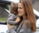 Alicia Silverstone avec son fils Bear Blu sur le plateau de la comédie  Gods Behaving Badly  à New York, le 19 septembre 2012.