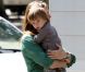 Alicia Silverstone avec son fils Bear Blu sur le plateau de la comédie  Gods Behaving Badly  à New York, le 19 septembre 2012.