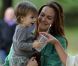 Alicia Silverstone avec son fils Bear Blu sur le plateau de la comédie  Gods Behaving Badly  à New York, le 19 septembre 2012.