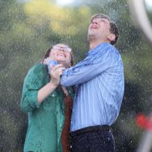 Alicia Silverstone et Ebon Moss-Bachrach mouillés sur le plateau de la comédie <em>Gods Behaving Badly</em> à New York, le 19 septembre 2012.