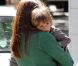 Alicia Silverstone avec son fils Bear Blu sur le plateau de la comédie  Gods Behaving Badly  à New York, le 19 septembre 2012.
