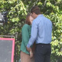 Alicia Silverstone et Ebon Moss-Bachrach sur le plateau de la comédie <em>Gods Behaving Badly</em> à New York, le 19 septembre 2012.