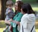 Alicia Silverstone avec son fils Bear Blu sur le plateau de la comédie  Gods Behaving Badly  à New York, le 19 septembre 2012.