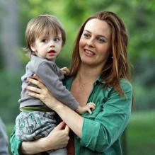 Alicia Silverstone avec son fils Bear Blu, né en mai 2011, sur le plateau de la comédie <em>Gods Behaving Badly</em> à New York, le 19 septembre 2012.