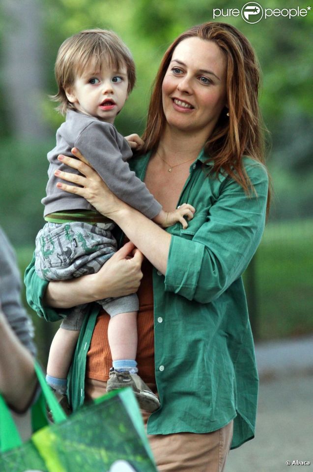 Alicia Silverstone avec son fils Bear Blu, né en mai 2011, sur le plateau de la comédie  Gods Behaving Badly  à New York, le 19 septembre 2012.
