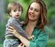 Alicia Silverstone : L'étrange maman passe de son fils à la bouche d'un acteur