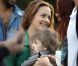 Alicia Silverstone avec son fils Bear Blu sur le plateau de la comédie  Gods Behaving Badly  à New York, le 19 septembre 2012.