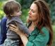 Alicia Silverstone avec son fils Bear Blu sur le plateau de la comédie  Gods Behaving Badly  à New York, le 19 septembre 2012.