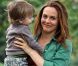 Alicia Silverstone avec son fils Bear Blu sur le plateau de la comédie  Gods Behaving Badly  à New York, le 19 septembre 2012.