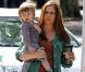 Alicia Silverstone avec son fils Bear Blu sur le plateau de la comédie  Gods Behaving Badly  à New York, le 19 septembre 2012.