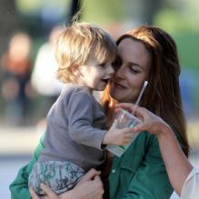 Alicia Silverstone avec son fils Bear Blu sur le plateau de la comédie <em>Gods Behaving Badly</em> à New York, le 19 septembre 2012.