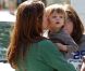Alicia Silverstone avec son fils Bear Blu sur le plateau de la comédie  Gods Behaving Badly  à New York, le 19 septembre 2012.