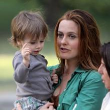 Alicia Silverstone marche avec son fils Bear Blu sur le plateau de la comédie <em>Gods Behaving Badly</em> à New York, le 19 septembre 2012.