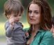 Alicia Silverstone marche avec son fils Bear Blu sur le plateau de la comédie  Gods Behaving Badly  à New York, le 19 septembre 2012.