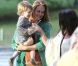 Alicia Silverstone avec son fils Bear Blu sur le plateau de la comédie  Gods Behaving Badly  à New York, le 19 septembre 2012.