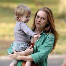 Alicia Silverstone avec son fils Bear Blu sur le plateau de la comédie <em>Gods Behaving Badly</em> à New York, le 19 septembre 2012.