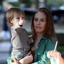 Alicia Silverstone avec son fils Bear Blu sur le plateau de la comédie <em>Gods Behaving Badly</em> à New York, le 19 septembre 2012.