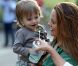 Alicia Silverstone avec son fils Bear Blu sur le plateau de la comédie  Gods Behaving Badly  à New York, le 19 septembre 2012.