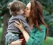 Alicia Silverstone avec son fils Bear Blu sur le plateau de la comédie  Gods Behaving Badly  à New York, le 19 septembre 2012.