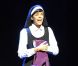 Sarah Manesse sur scène à la première de  Sister Act  au Théâtre Mogador, à Paris, le 20 septembre 2012.