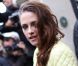 Kristen Stewart, véritable attraction du défilé Balenciaga printemps-été 2013. Paris, le 27 septembre 2012.