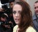 Kristen Stewart, stylée pour assister au défilé Balenciaga printemps-été 2013. Paris, le 27 septembre 2012.