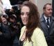  Kristen Stewart, souriante, assume son rôle d'égérie de Balenciaga en assistant au défilé printemps-été 2013. Paris, le 27 septembre 2012. 