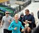 Amoureux et complices, Jennifer Lopez et son chéri Casper Smart font un jogging dans la vieille ville de Gdansk en Pologne, le 27 septembre 2012