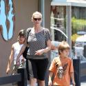 PHOTOS : Natasha Henstridge, 'La Mutante' fait son shopping en famille!