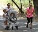Jessica Alba en famille dans un parc de Beverly Hills profite du moment pour faire un peu de sport. Los Angeles, septembre 2012