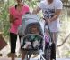 Jessica Alba en famille dans un parc de Beverly Hills profite d'une balade pour se dépenser avec ses trésors. Los Angeles, septembre 2012