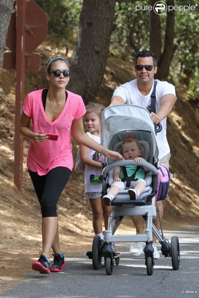 Jessica Alba en famille dans un parc de Beverly Hills profite d'une balade pour se dépenser avec ses trésors. Los Angeles, septembre 2012