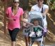 Jessica Alba en famille dans un parc de Beverly Hills profite d'une balade pour se dépenser avec ses trésors. Los Angeles, septembre 2012